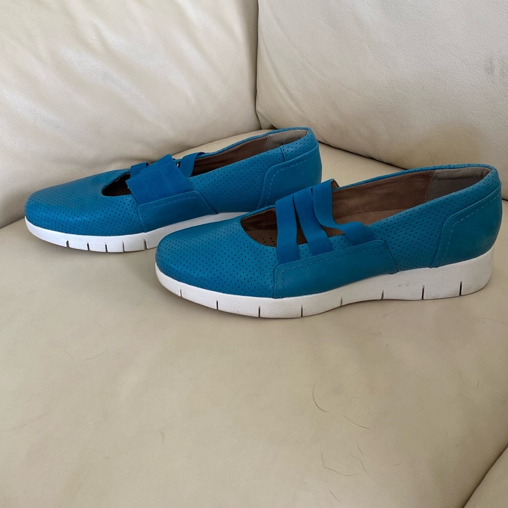Cozy shoes blue stretchy band walk Clark’s size 9